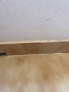 Resultado final del proceso de quitar silicona en gres rugoso.