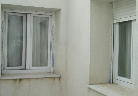 Fotografía exterior de ventanas con repisas sucias
