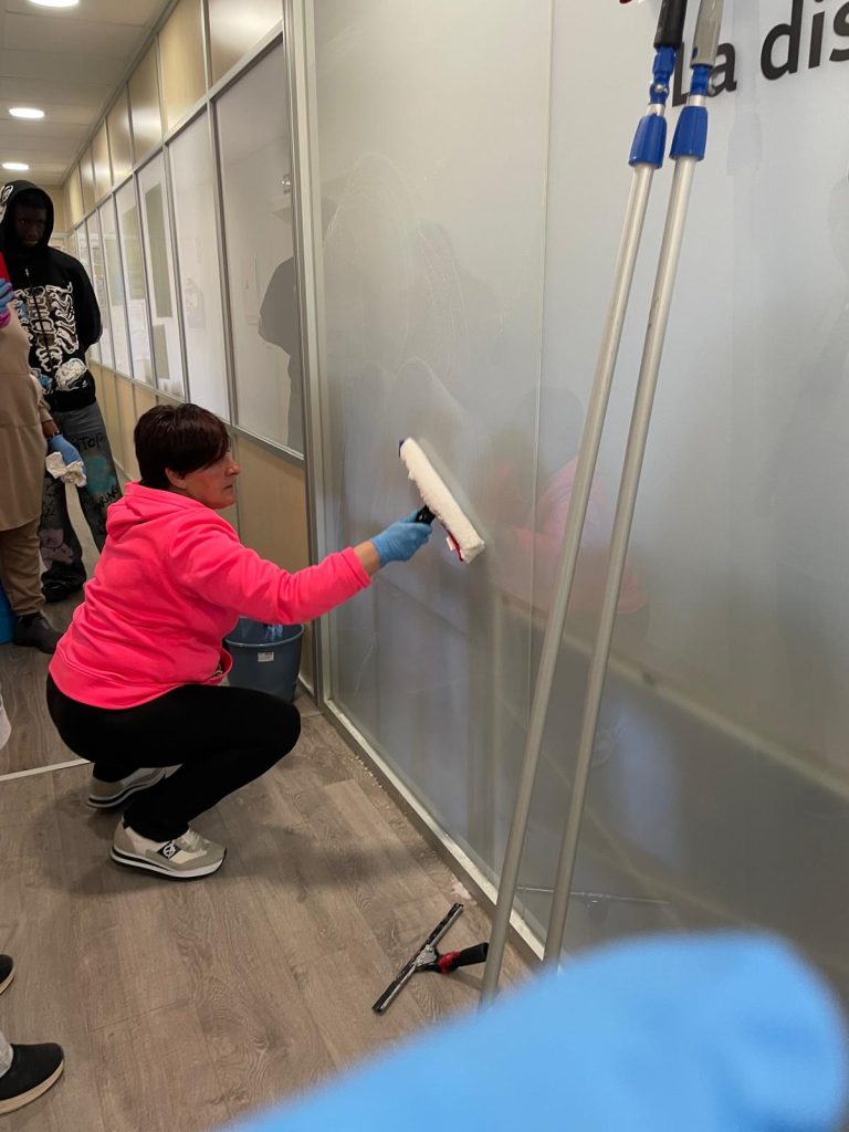 El bajo del cristal con flexión de rodillas